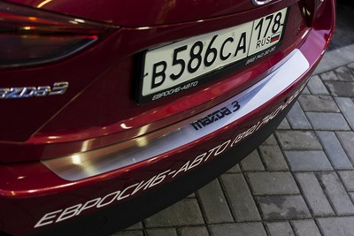 Накладка на наруж. порог багажника штампованная полосы, хэтчбек 5d, Mazda (мазда) 3 2013- ― PEARPLUS.ru